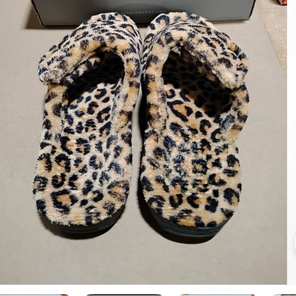 Vionic Women's Indulge leopard print Relax Slipper - sz 7